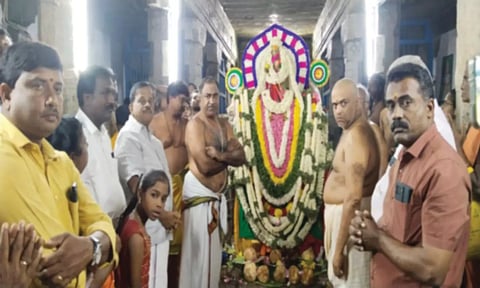 வெள்ளி காமதேனு வாகனத்தில் பவனி வந்த கன்னியாகுமரி பகவதி அம்மனுக்கு மலர் தூவி வழிபட்ட இலங்கை பக்தர்கள்