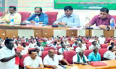 நெல்லை மாவட்ட கலெக்டர் கார்த்திகேயன் தலைமையில் விவசாயிகள் குறைதீர்க்கும் கூட்டம் நடைபெற்ற காட்சி.