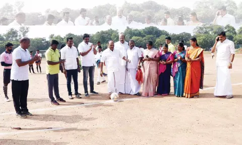 கால்பந்தை எட்டி உதைத்து போட்டியை துரை சந்திரசேகரன் எம்.எல்.ஏ. தொடங்கி வைத்தார்.