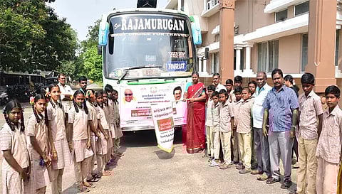 உலக சுற்றுலா தினத்தை முன்னிட்டு நாமக்கல் மாவட்ட கலெக்டர் உமா பள்ளி மாணவ, மாணவியர்களுக்கான விழிப்புணர்வு சுற்றுலாவை தொடங்கி வைத்த காட்சி.