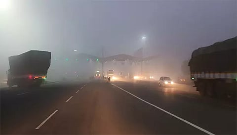 நாமக்கல்லில் கடும் பனிப்பொழிவு சாலையை கடக்க சிரமப்பட்ட வாகன ஓட்டிகள்