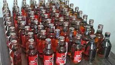 காரில் கடத்தி வந்த 102 மதுபாட்டில்கள் பறிமுதல்