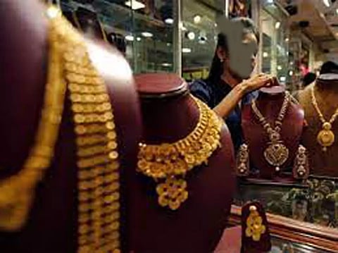 நாகர்கோவில் பிரபல நகைகடையில் 2-வது நாளாக போலீசார் ஆய்வு மோசடி புகார் குறித்து விசாரித்தனர்