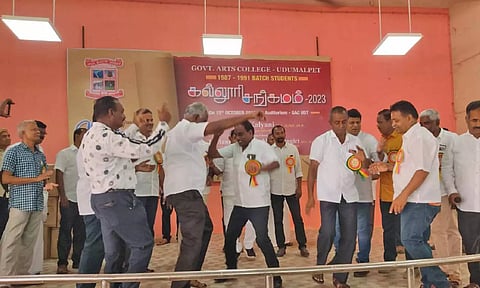 நிகழ்ச்சியில் முன்னாள் மாணவர்கள் உற்சாகமாக நடனமாடிய காட்சியை படத்தில் காணலாம்.