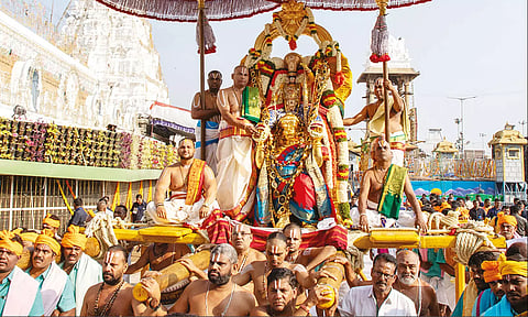 நவராத்திரி பிரம்மோற்சவம்: அனுமன், யானை வாகனங்களில் மலையப்பசாமி வீதிஉலா