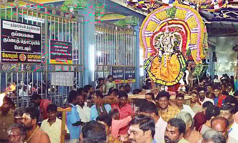 குலசை தசரா திருவிழா: நவநீதகிருஷ்ணர் கோலத்தில் அம்மன் வீதி உலா