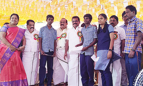 நிகழ்ச்சியில் வெற்றி பெற்ற மாணவர்களுக்கு பரிசுகள் வழங்கப்பட்டது.