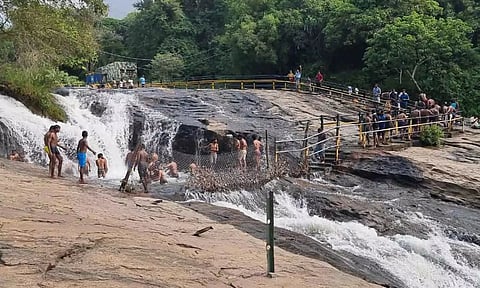 9 நாட்களுக்கு பிறகு அனுமதி: கும்பக்கரை அருவியில் சுற்றுலா பயணிகள் உற்சாகம்