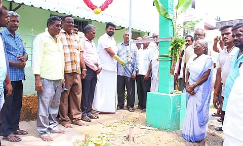  ரூ.12.18 லட்சம் மதிப்பில் புதிய மின்மாற்றியை செந்தில்குமார் எம்.எல்.ஏ., இயக்கி வைத்த காட்சி.