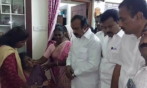 பலியான மாணவர் ஒருவரின் குடும்பத்தினருக்கு அமைச்சர் முத்துசாமி ஆறுதல் கூறியபோது எடுத்தப்படம்.