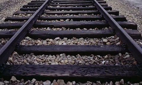 எக்ஸ்பிரஸ் ரெயிலை கவிழ்க்க சதி: தண்டவாளத்தில் கற்களை வைத்தவர்களை பிடிக்க போலீசார் வேட்டை