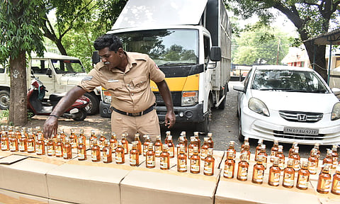 காரில் கடத்தி வந்த 2 ஆயிரம் போலி மது பாட்டில்கள் பறிமுதல்