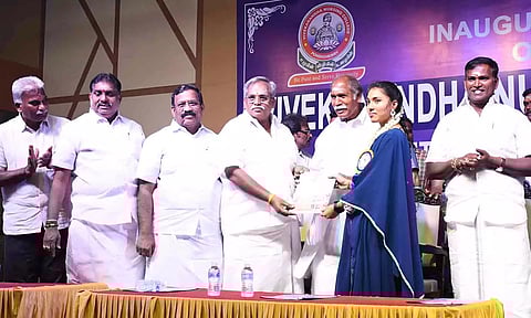 அய்யங்குட்டிப்பாளையத்தில் புதிதாக தொடங்கப்பட்ட விவேகானந்தா செவிலியர் கல்லூரி தொடக்க விழாவில் முதல்-அமைச்சர் ரங்கசாமி கலந்து கொண்டு மாணவிக்கு சான்றிதழ் வழங்கினார். 