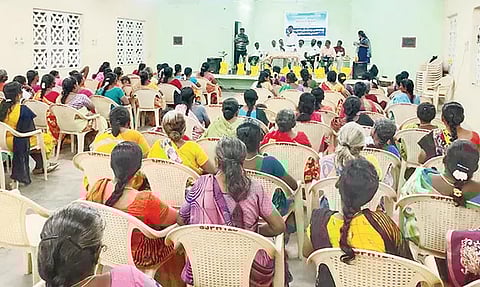 சட்ட விழிப்புணர்வு முகாம் நடந்த போது எடுத்த படம்.