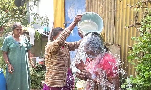 குன்னூரில் நகராட்சி அலுவலகம் முன்பு பெண் தீக்குளிக்க முயற்சி