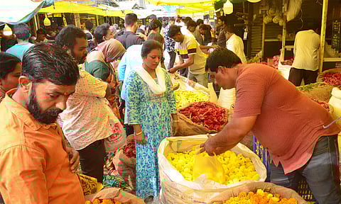 கடைவீதிகளில் பூக்கள், பழங்கள் விற்பனை அமோகம்