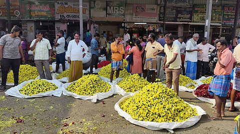 தருமபுரி பூ மார்கெட்டில் விற்பனைக்கு வந்துள்ள பூக்கள் குவியலை படத்தில் காணலாம்.