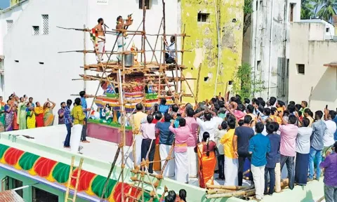 கோபுர கலசத்தில் புனிதநீர் ஊற்றி கும்பாபிஷேகம் நடந்தது.