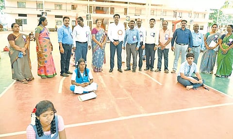 மாணவர்களுக்கு கட்டுரை போட்டிகள் நடைபெற்றது.