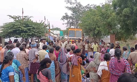 குடிநீர் கேட்டு பொதுமக்கள் சாலைமறியலில் ஈடுபட்டபோது எடுத்தபடம். 