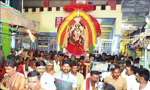 மகிஷாசுரமர்த்தினி கோலத்தில் குலசை முத்தாரம்மன் வீதி உலா