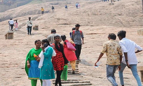 மலைக்கோட்டையை சுற்றிப்பார்க்க வந்த சுற்றுலா பயணிகள்.