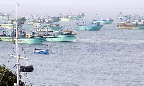 பாம்பன் துறைமுகத்தில் 1-ம் எண் புயல் எச்சரிக்கை கூண்டு ஏற்றம்