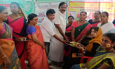 நிகழ்ச்சியில் கர்ப்பிணி பெண்களுக்கு பொருட்கள் வழங்கப்பட்டது.