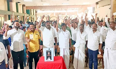 சங்கரன்கோவிலில் மாவட்ட செயலாளர் ராஜா எம்.எல்.ஏ. தலைமையில் தி.மு.க. கையெழுத்து இயக்கம் நடந்த போது எடுத்த படம். 