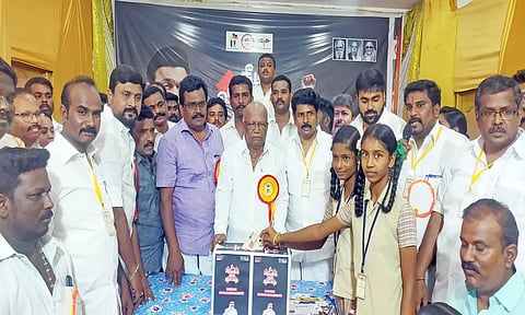 வெற்றி பெற்ற மாணவ-மாணவிகளுக்கு பரிசுகள் வழங்கப்பட்டது.