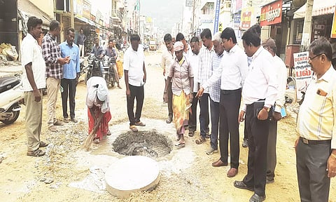 சாலை பணிகளை கலெக்டர் முருகேஷ் ஆய்வு செய்த காட்சி.