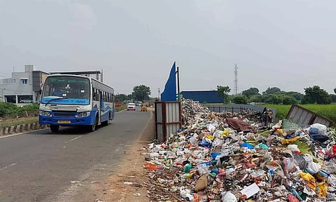 சென்னை-திருப்பதி சாலையோரம் கொட்டப்படும் குப்பைகள் துர்நாற்றத்தால் வாகன ஓட்டிகள் அவதி