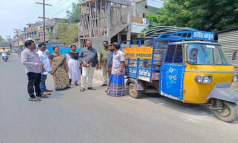 நெல்லிக்குப்பம் நகராட்சி கமிஷனர் கிருஷ்ணராஜன் கழிவு நீர் வாகன உரிமையாளருக்கு எச்சரிக்கை செய்து அபராதம் விதித்த காட்சி. 