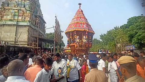 காருவள்ளி சின்ன திருப்பதி வெங்கட்ராமன கோவிலில் தேரோட்டம் நடைபெற்றது. இதில் பொதுமக்கள் வடம் பிடித்து தேரை இழுத்த காட்சி. 
