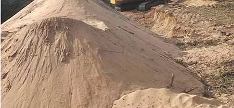 பண்ருட்டி அருகே மணல் திருடியவர் கைது