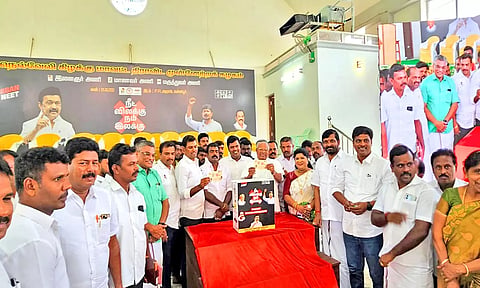 நெல்லை கிழக்கு மாவட்ட செயலாளர் ஆவுடையப்பன் தலைமையில் தபால் அட்டை அனுப்பப்பட்ட காட்சி.