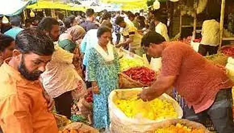 நாமக்கல் மாவட்டத்தில் ஆயுதபூஜையை முன்னிட்டுபூ, பழங்கள், பூஜை பொருட்கள் விற்பனைஅதிகரிப்பு