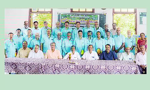 28 ஆண்டுகளுக்கு பின்பு சந்தித்து கொண்ட முன்னாள் மாணவர்கள்