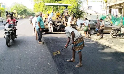 சாலை அமைக்கும் பணியினை நெடுஞ்சாலை துறையினர் ஆய்வு செய்த காட்சி.