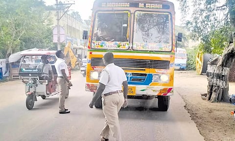 விதிமுறைகளை மீறிய வாகனங்களுக்கு அபராதம்