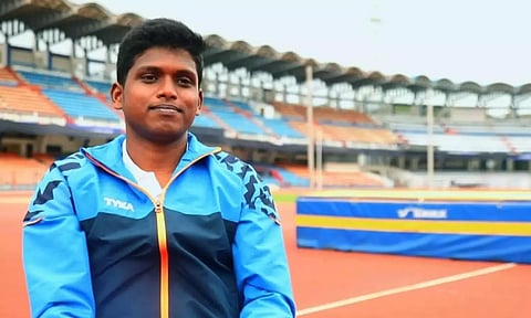 பாரா ஆசிய போட்டி- உயரம் தாண்டுதலில் வெள்ளி பதக்கம் வென்றார் மாரியப்பன் தங்கவேலு
