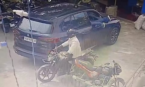 பிஎம்டபுள்யூ கார் ஜன்னலை உடைத்து ரூ.14 லட்சம் அபேஸ் செய்த பலே திருடர்கள்- வைரலாகும் சிசிடிவி காட்சி