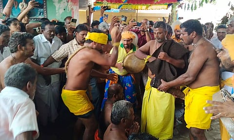 வேடசந்தூர் அருகே கோவில் திருவிழாவில் தலையில் தேங்காய் உடைத்து நேர்த்திக்கடன்