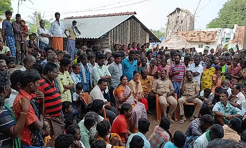 பொதுமக்களிடம் பேச்சுவார்த்தை நடத்திய போலீசார்.