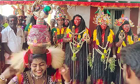 மாதவன்குறிச்சி தசரா குழுவினர் கோவிலுக்கு புறப்பட்டு சென்ற காட்சி