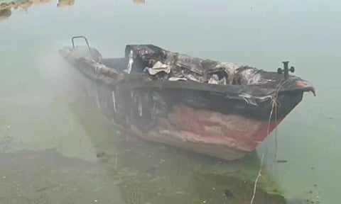 தீ வைத்து எரிக்கப்பட்ட விசைப்படகு.