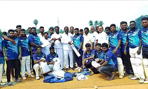 கிரிக்கெட் விளையாட்டு வீரர்களுக்கு மாநில பொதுக்குழு உறுப்பினர் சன். சண்முகம் விளையாட்டு உபகரணங்களை வழங்கிய காட்சி. 