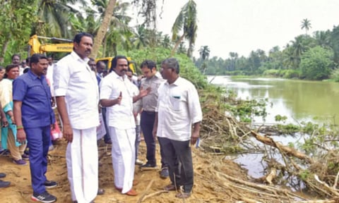 கிள்ளியூர் வைக்கலூர் பகுதியில் தாமிரபரணி ஆற்றுப்படுகையில் ரூ.7 கோடியில் தடுப்பு சுவர்