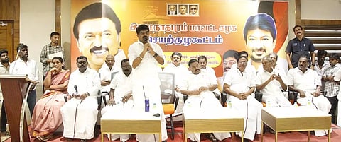 ராமநாதபுரம் தி.மு.க. செயல்வீரர்கள் கூட்டத்தில் காதர்பாட்சா முத்துராமலிங்கம் எம்.எல்.ஏ. பேசிய போது எடுத்த படம்.