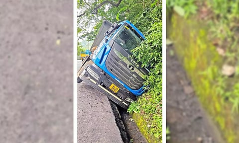 கனரக லாரி கவிழ்ந்து நிற்பதை படத்தில் காணலாம்.